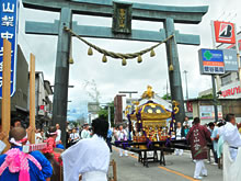 金鳥居祭、引き続き神輿御影渡御